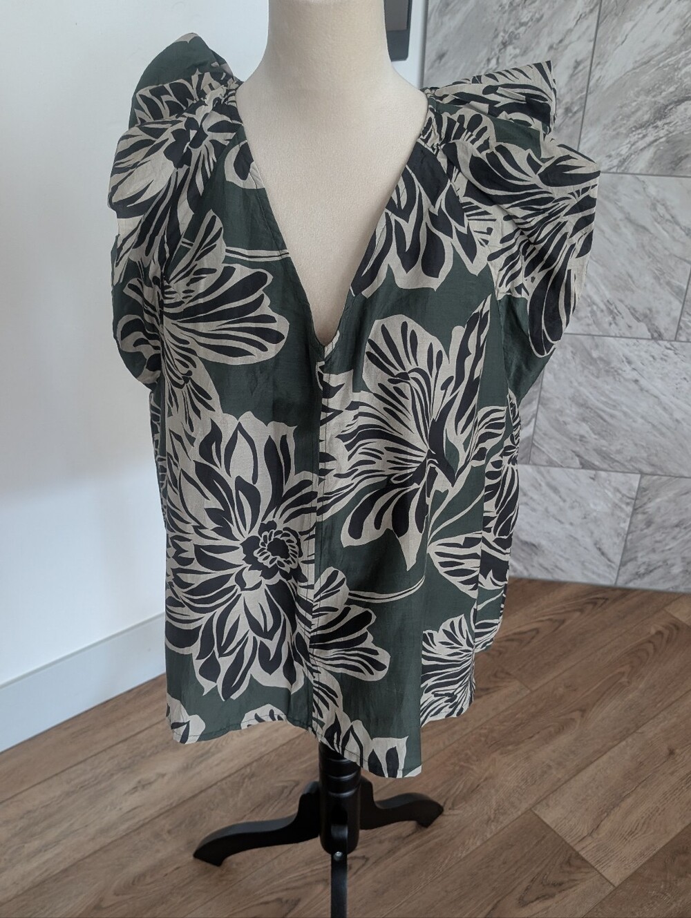 Velvet by Graham & Spencer Dark Green and Cream Floral Puff-Sleeve V-Neck Top